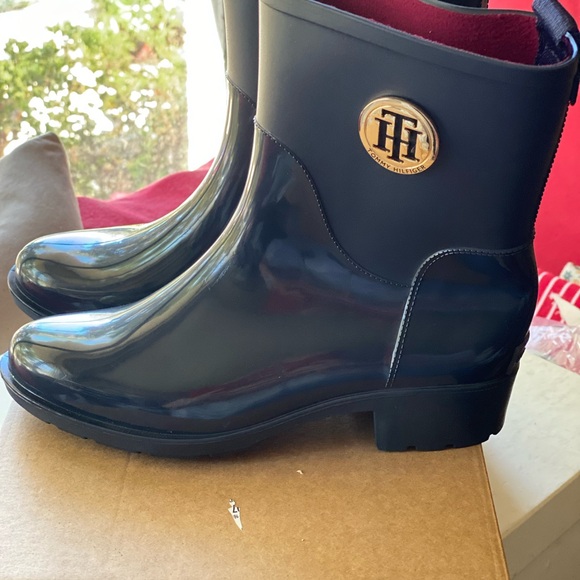 ☔️ BOOTS NWOB - Picture 3 of 7